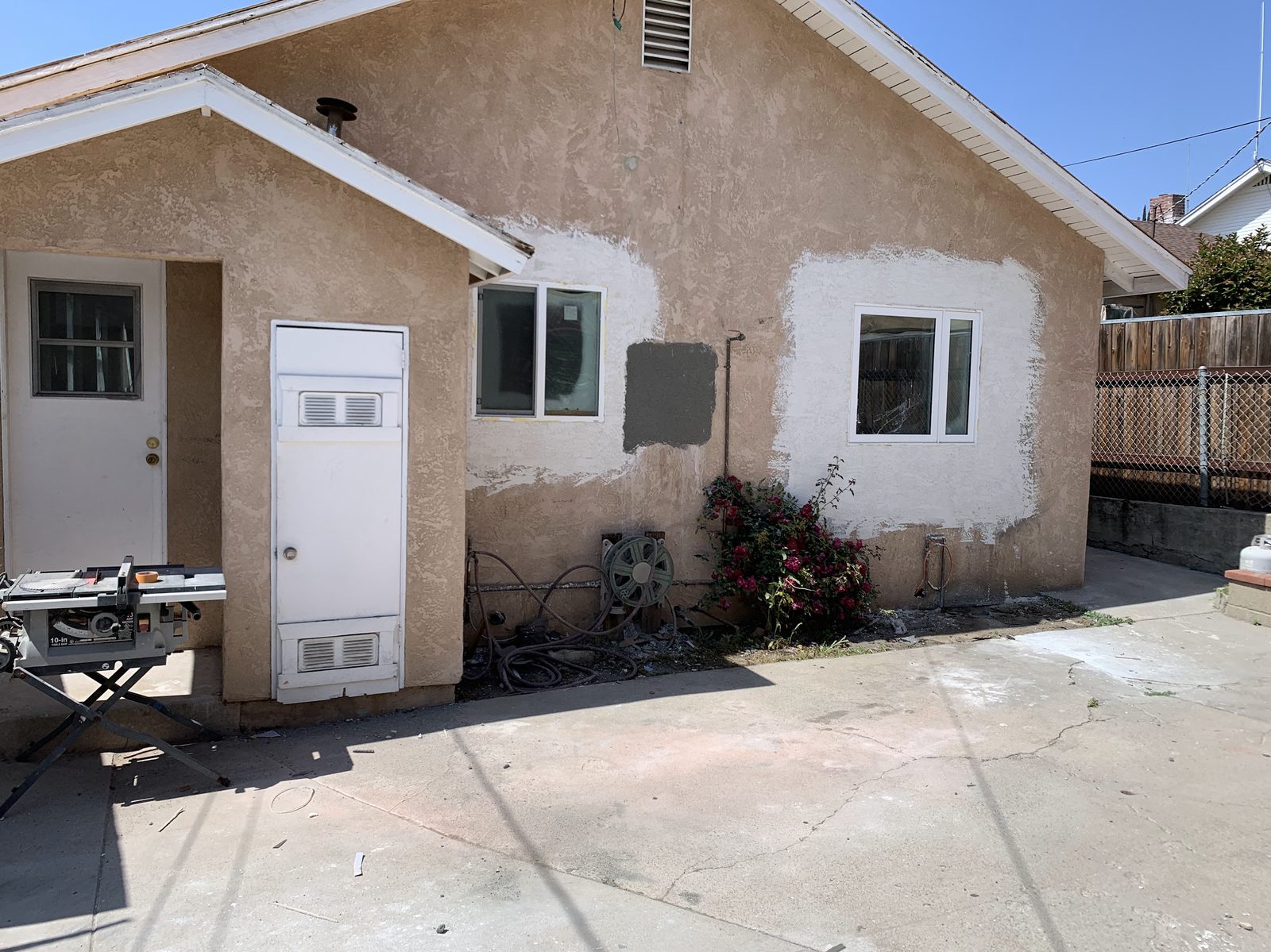 Same LA bungalow side yard cleared after junk removal